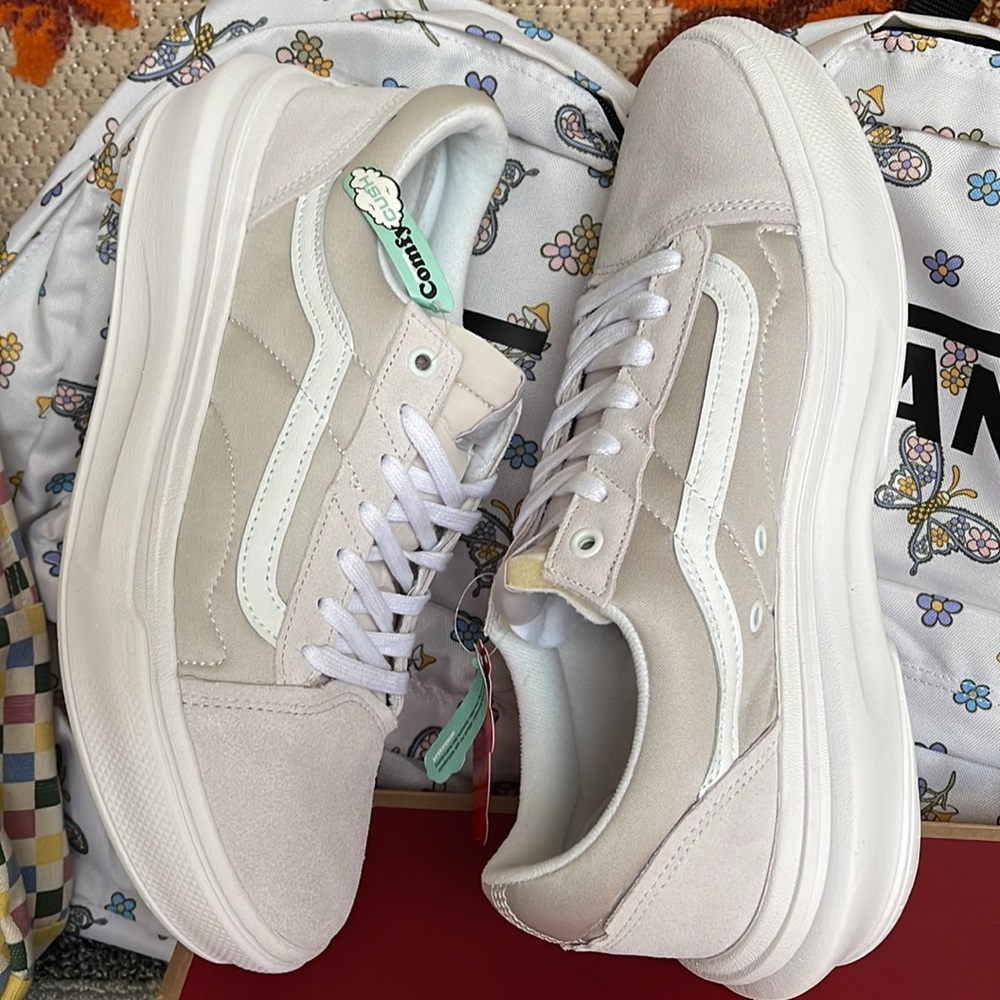 Vans Men’s Old Skool Over
Light Grey/White
VN0A7Q5ELGX
Platforms Sneakers - Picture 12 of 16